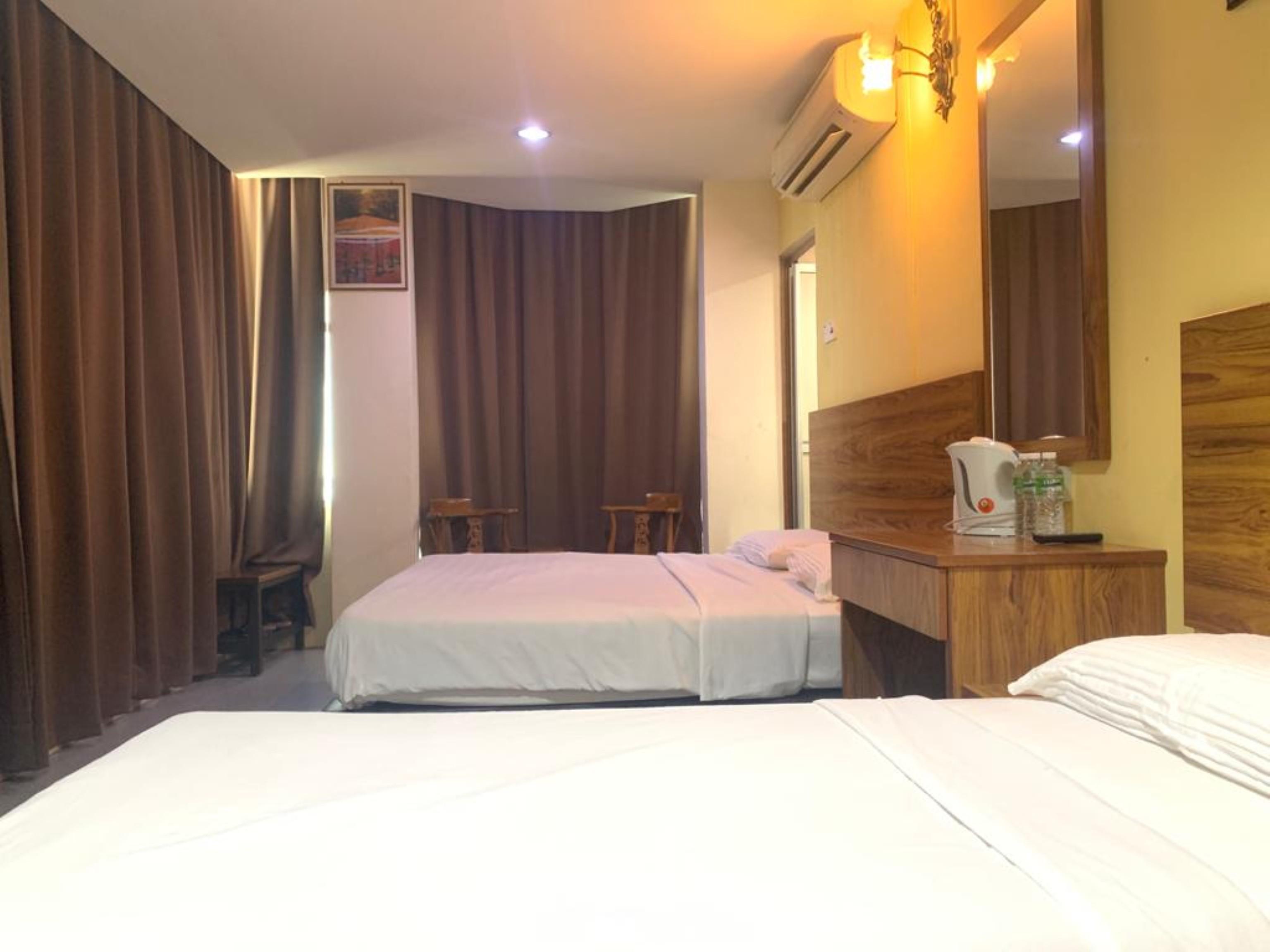 OYO 89877 Sun Triang Hotel Kampong Kerayong Bagian luar foto